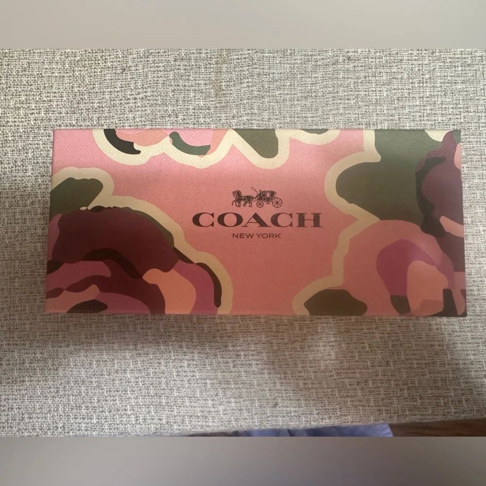 Coach box - Picture 1 of 6